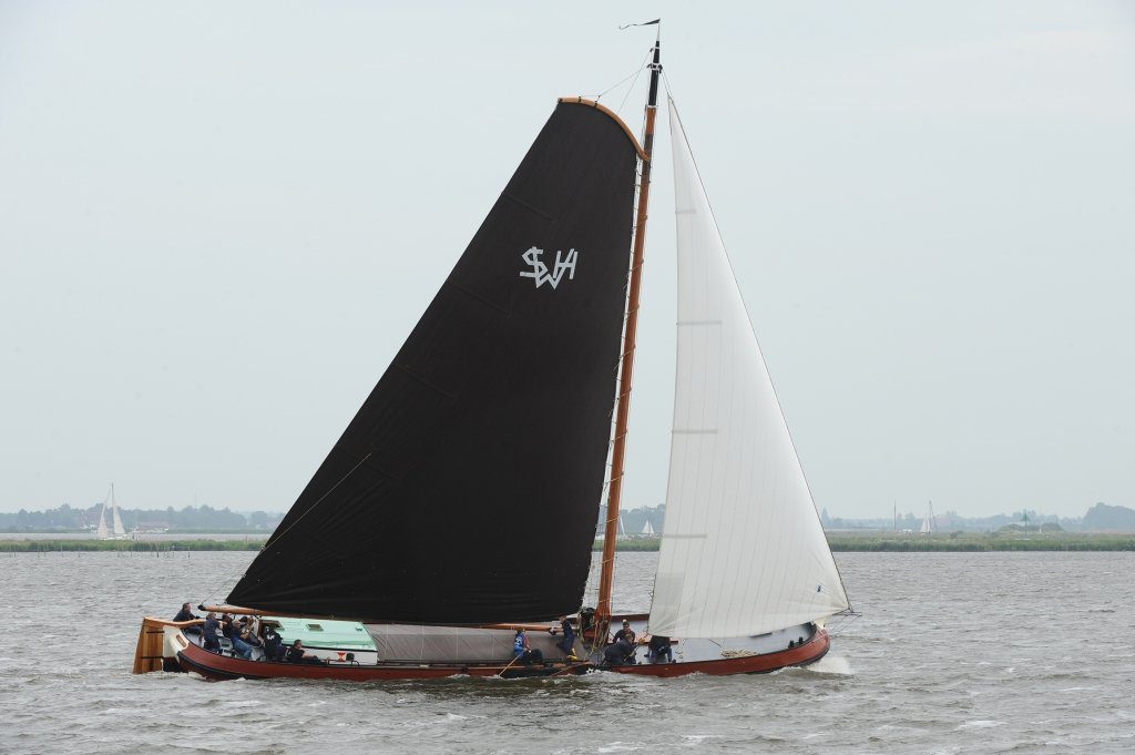 Als eerbetoon aan hun overleden oud-schipper zeilt de Súdwesthoek met een zwarte wimpel  