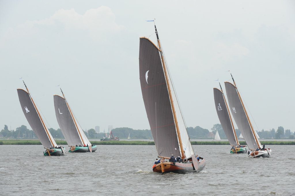 De skûtsjes in het kruisrak naar de bovenste boei