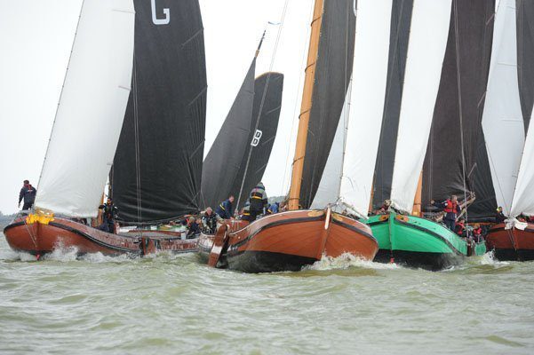 Grou (links) weet de chaos rond de bovenste boei te ontwijken