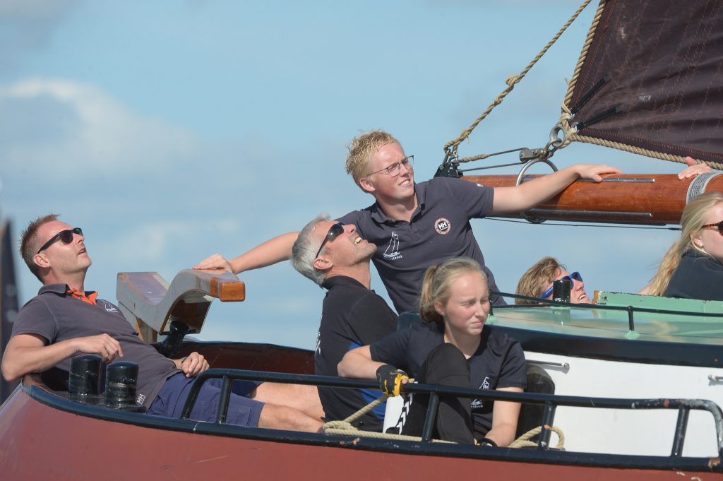 Meindert de Groot aan het helmhout van het Súdwesthoek skûtsje