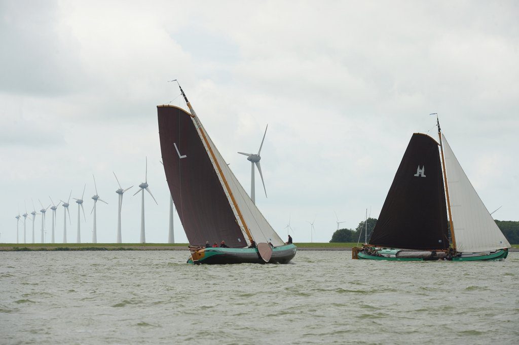 Het Lemster skûtsje tijdens de 'jubileumwedstrijd' op thuiswater