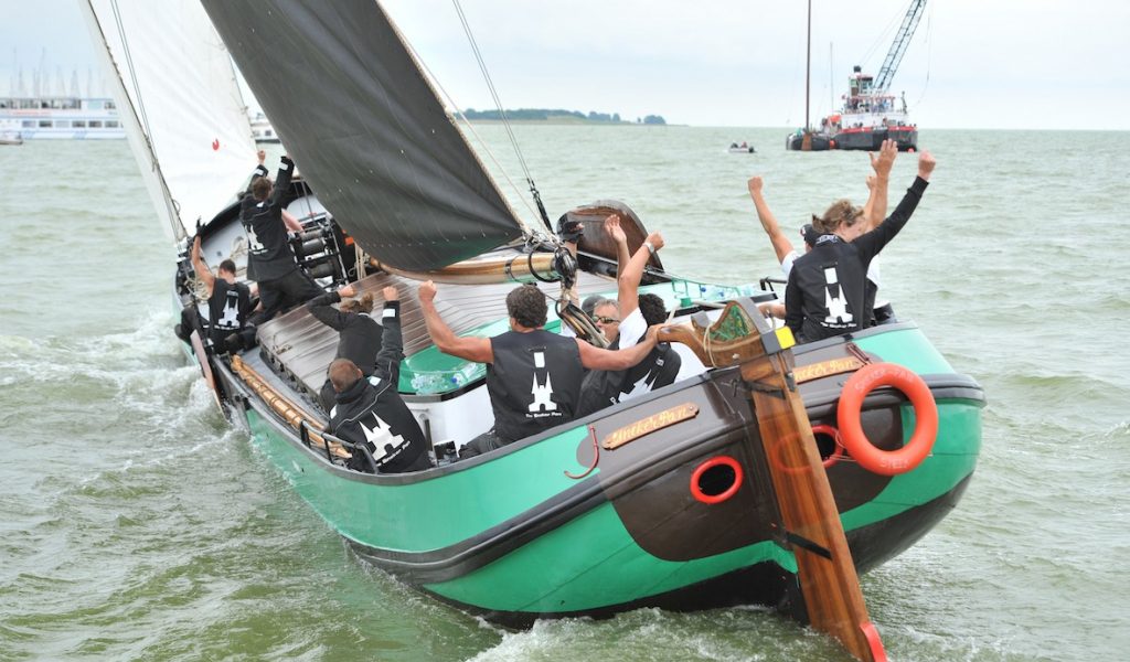 Sneek controleert strijd op het IJsselmeer SKS Skûtsjesilen