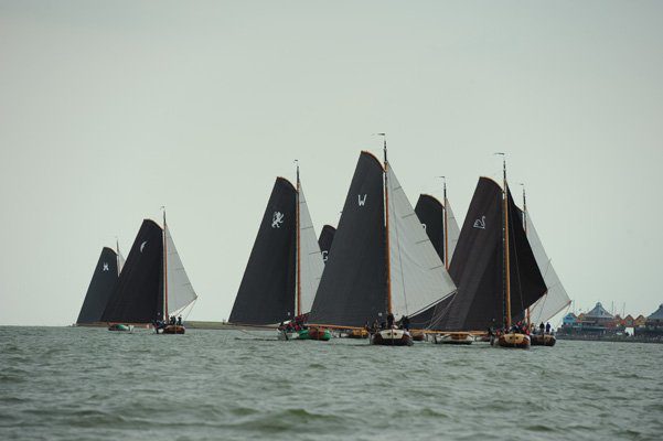 De skûtsjes voor de wind naar de onderste ton