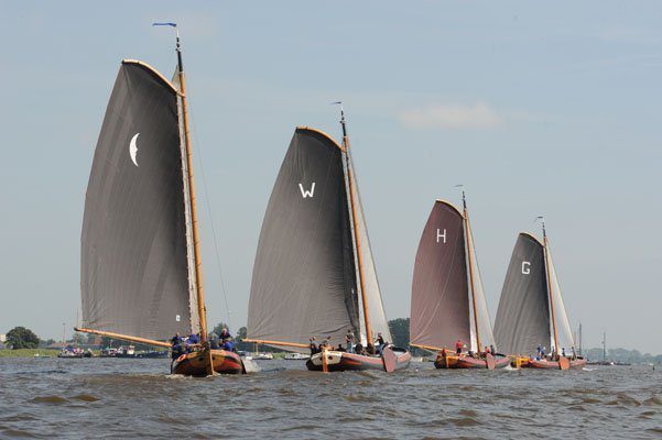 De vier koplopers op weg naar de onderste ton...