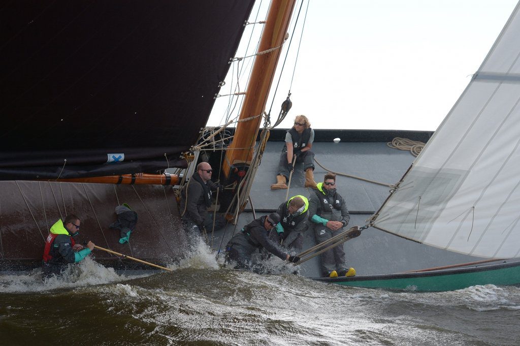 Ook de Sneker peiler, Rico Wouda, zit volop in het water