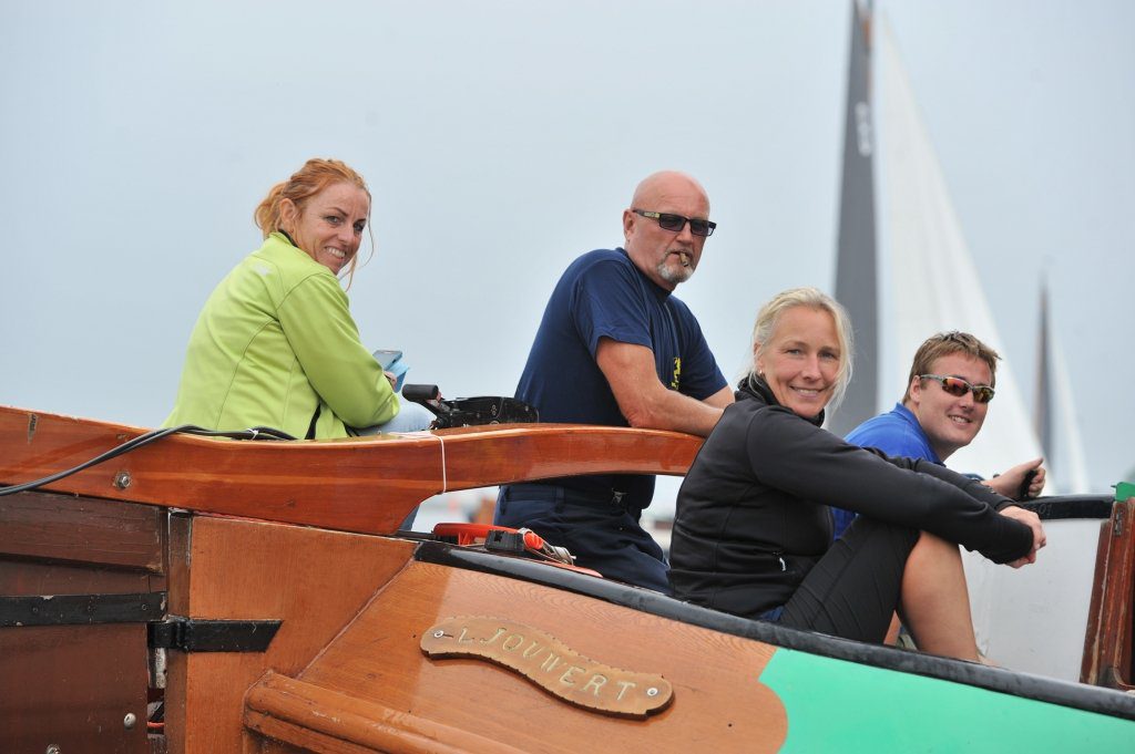 Omrop Fryslân aan boord van het Leeuwarder skûtsje