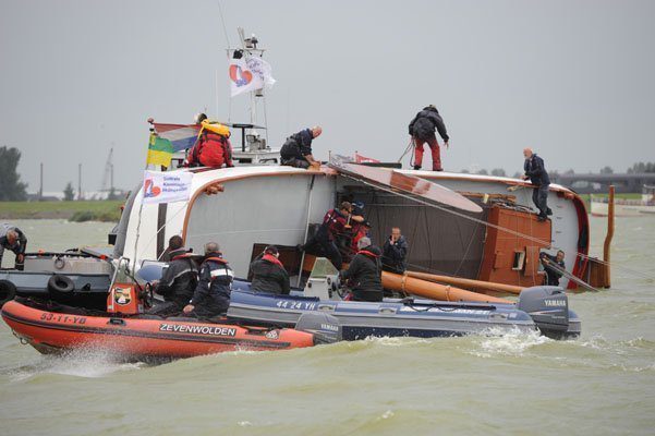 Reddingsactie bij het omgeslagen Huzumer skûtsje