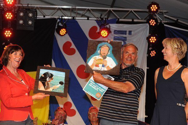 Sippy Tigchelaar en Klaas Jansma ontvingen een door Anne Tjerkstra op katoen geschilderd portret