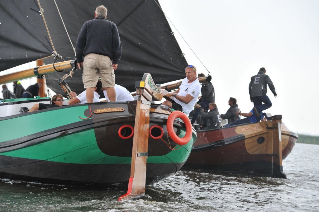 De Sneker Pan, met gelegenheidsschipper Mark Jan Koopmans, won de eerste wedstrijd 