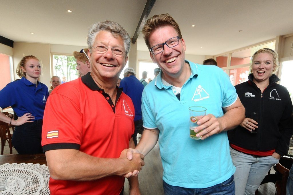 Winnaar Pieter Ezn. Meeter (Akkrum | rechts) ontvangt de felicitaties van Albert Jzn. Visser (Lemmer | links)