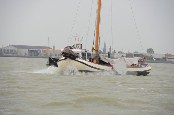 Bolswarder skûtsje verlaat Lemmer en gaat op weg naar Sneek