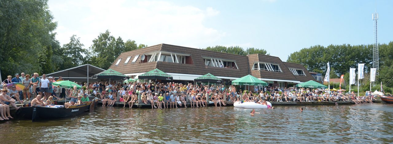 Het publiek in afwachting van de wedstrijd op het terras van Ie-sicht 