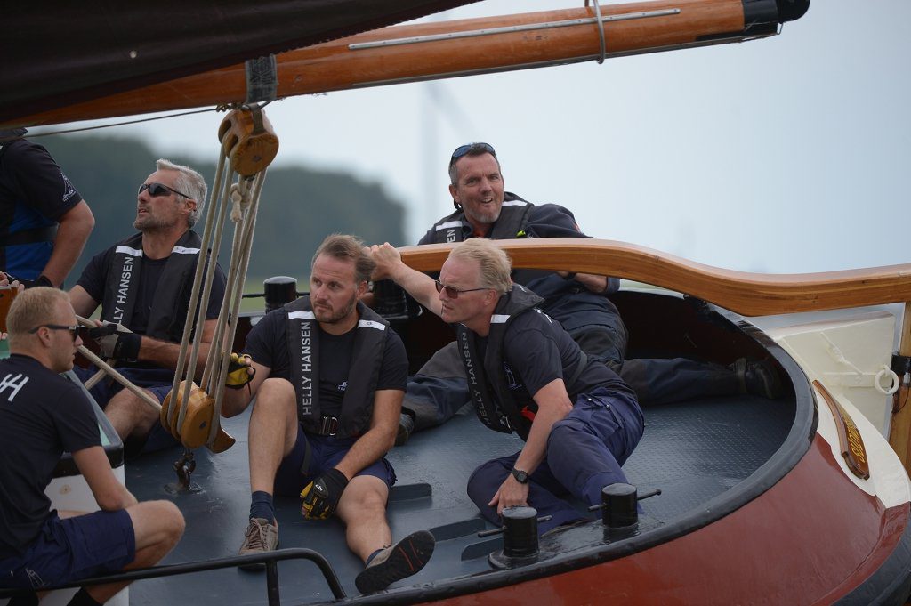 Auke de Groot geconcentreerd aan het helmhout van de Súdwesthoek