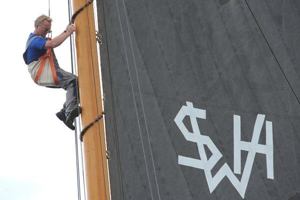 Voor de wedstrijd klom Auke de Groot (Stavoren) in de mast om de rakbanden te controleren