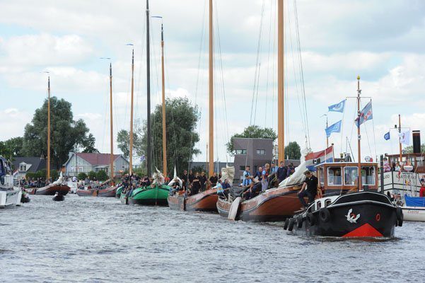 De traditionele sleep naar het wedstrijdwater bij Grou