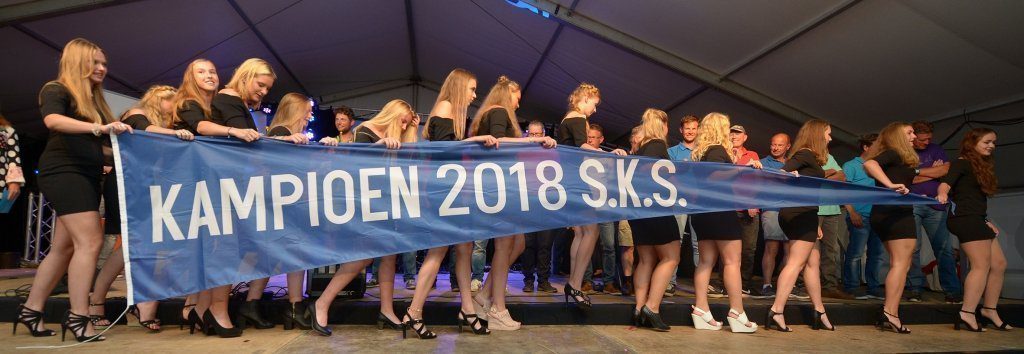 De 'dames van de prijsuitreiking' met de Kampioenswimpel