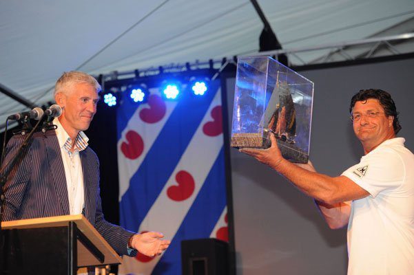 Bert Roman reikte namens Rabobank en Interpolis het Sulveren Skûtsje uit aan Douwe Visser