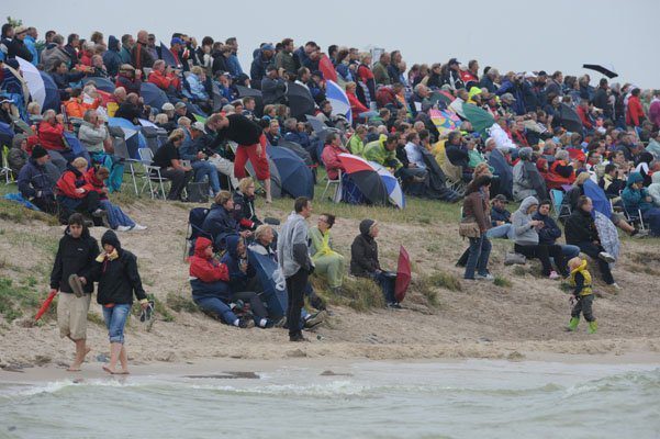 Ondanks regen en grauwe grijze lucht stroomde de dijk vol