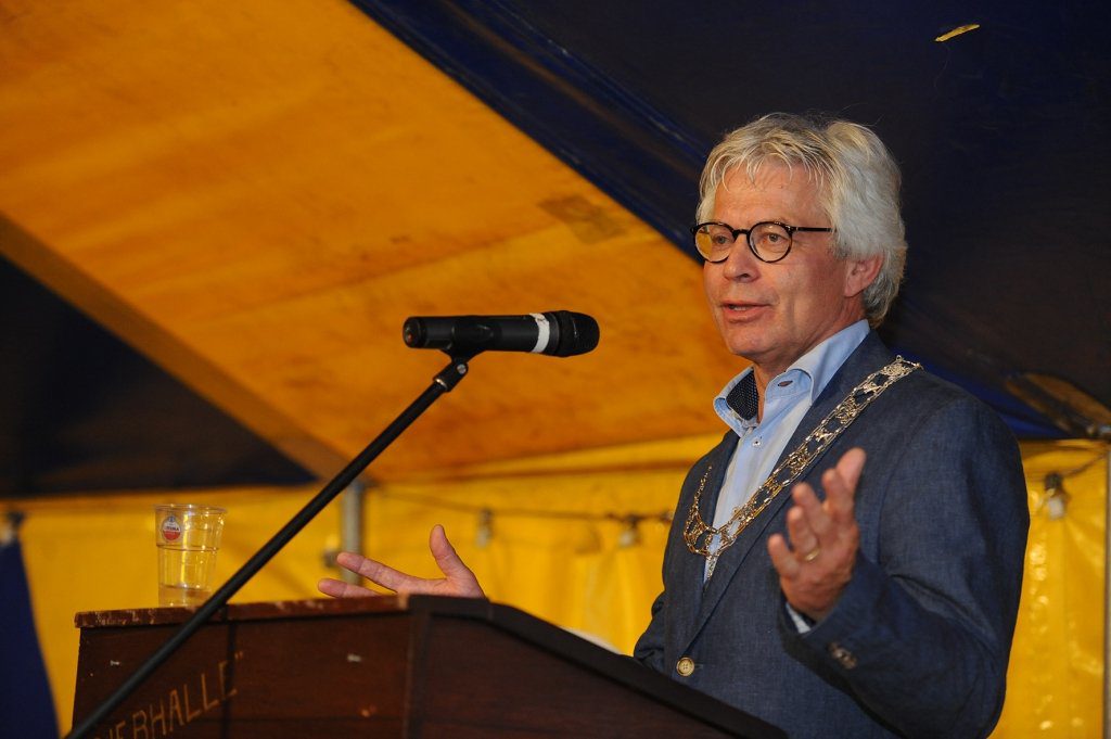 Burgemeester Ferd Crone beloofde alle skûtsjes de traditionele haring