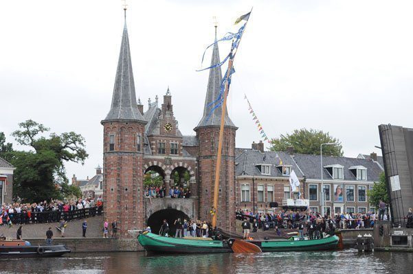 Feestelijke intocht Sneker Pan bij de Waterpoort