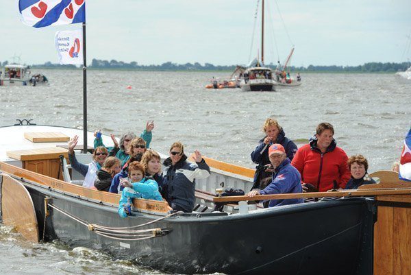 De 14 schippersvrouwen volgden de wedstrijd van dichtbij
