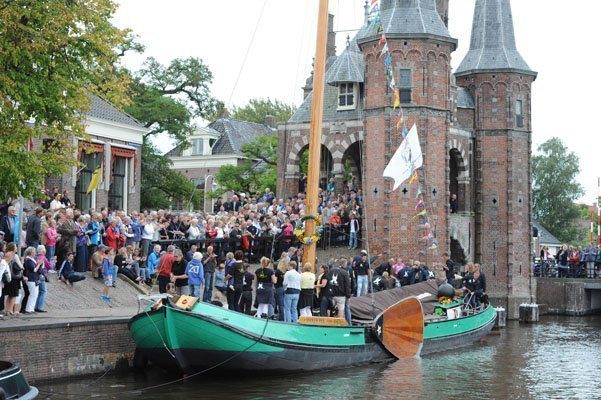 Feestelijke intocht Sneker Pan bij de Waterpoort