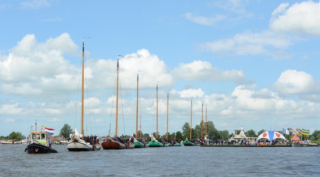 De traditionele sleep van de veertien skûtsjes