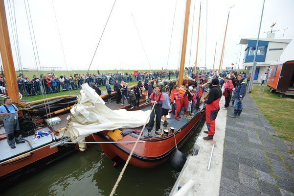 Na afloop van de wedstrijd veel belangstelling voor de skûtsjes in de sluis van Stavoren