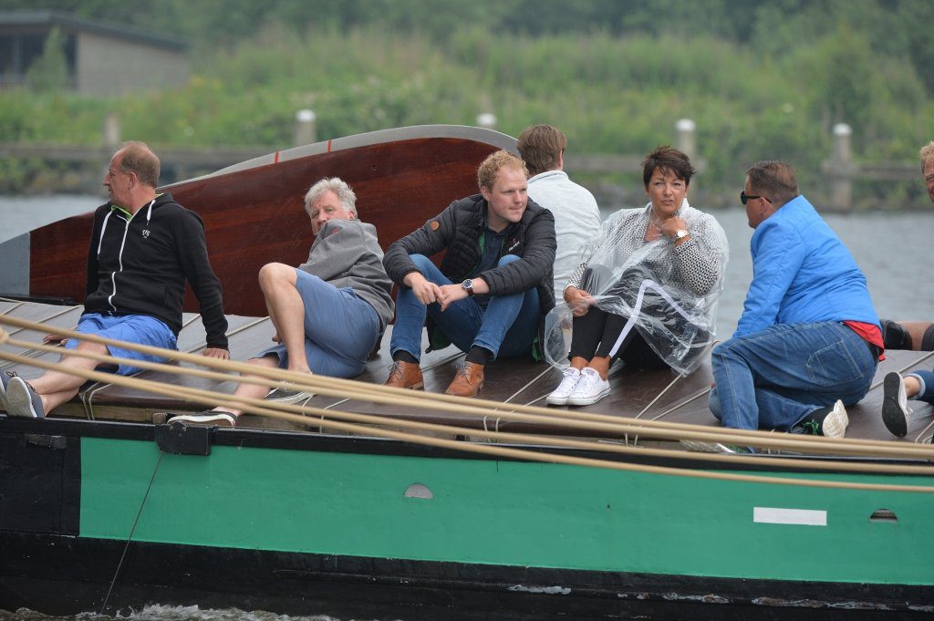 Team Rabo Leeuwarden aan boord van het Ljouwerter skûtsje