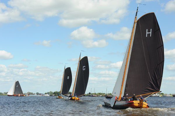 Het Jouster skûtsje aan de leiding