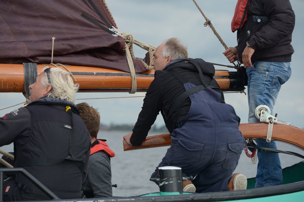 Jan Jaap Visser bepaalt de koers van het Lemster skûtsje