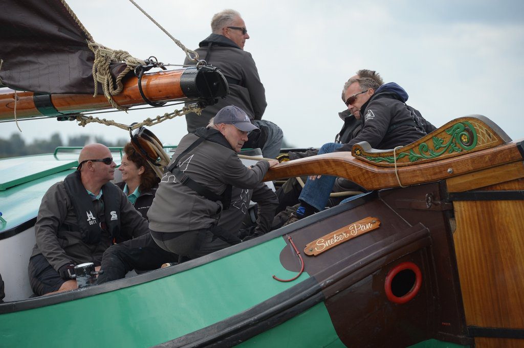 Penningmeester Tjalling Wiersma als 'amateurschipper' op De Sneker Pan