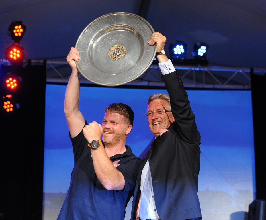 CdK John Jorritsma reikt de Kampioensschaal uit