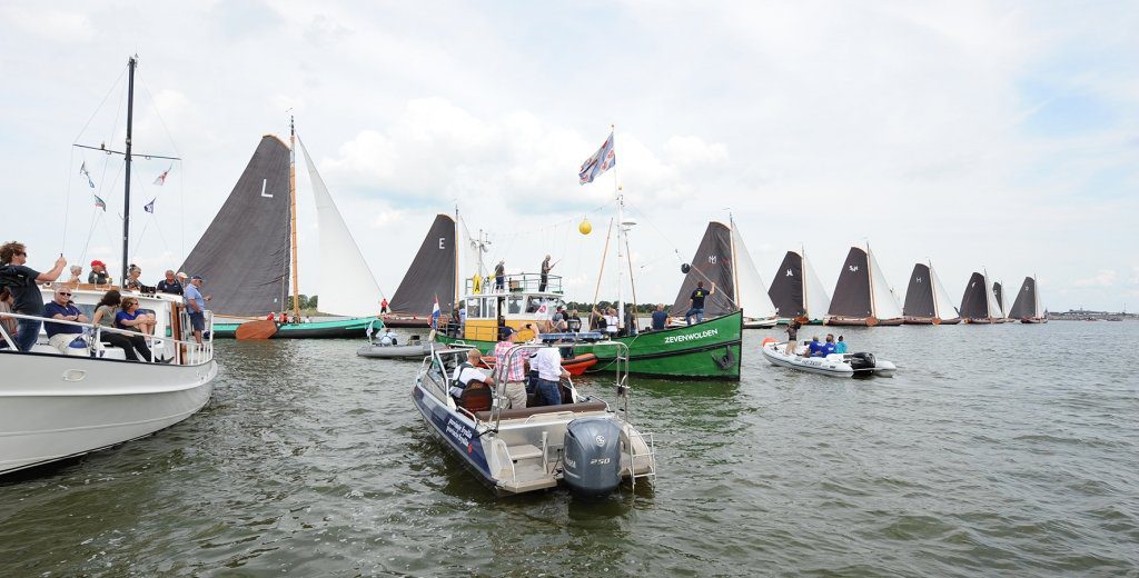 Skûtsjes kiezen hun positie voor de start