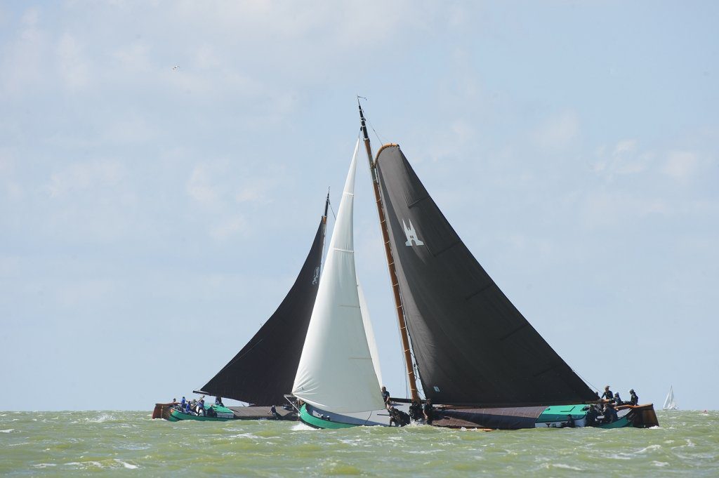 Klassementsleider Sneek in actie op de golven van het IJsselmeer