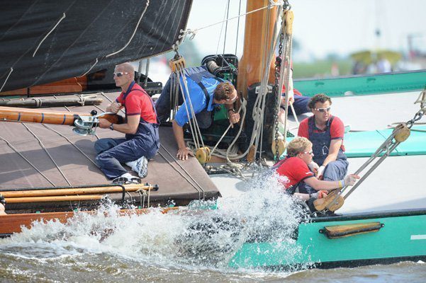 Hard werken aan boord van het Lemster skûtsje