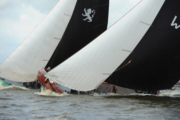 Woudsend en Leeuwarden zeilen boord aan boord