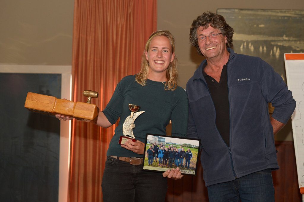 Anke Zwaga (Leeuwarden) ontvangt de prijzen uit handen van Douwe Jzn. Visser