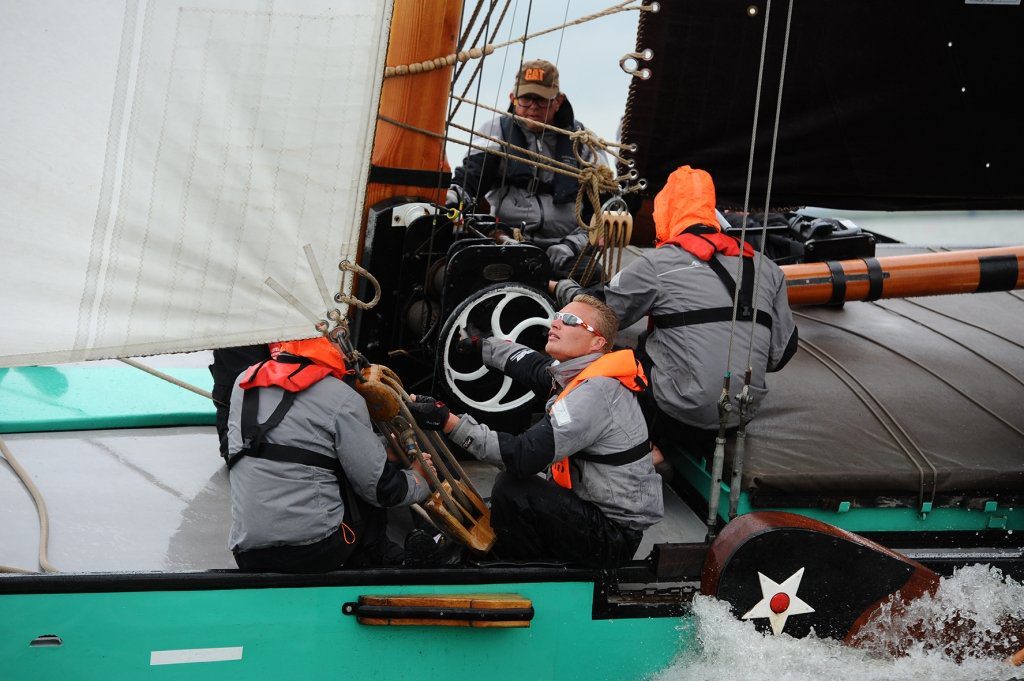 Het team van het Lemster skûtsje schoof met een fantastisch kruisrak drie plekken naar voren