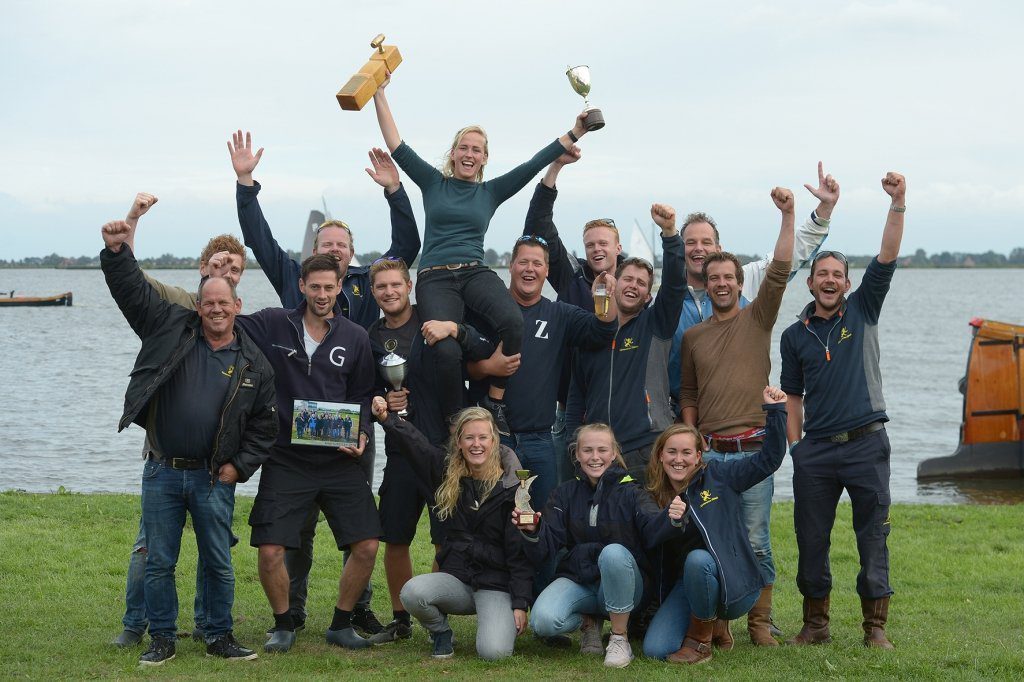 Het winnende team van het Ljouwerter skûtsje