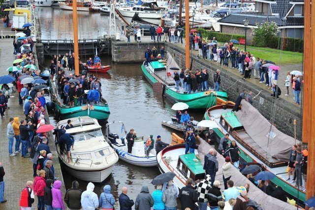 Skûtsjes in de Lemster sluis