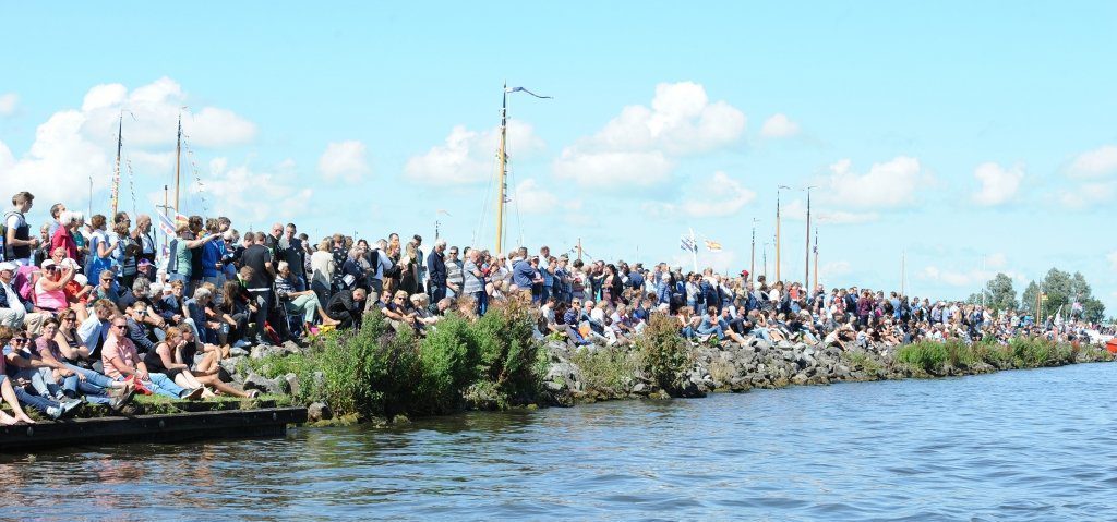 Het publiek in grote getale op de dijk bij Grou