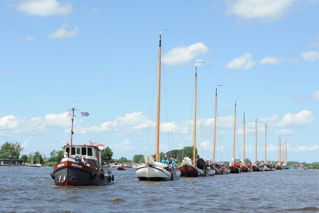 Traditionele sleep naar het wedstrijdwater