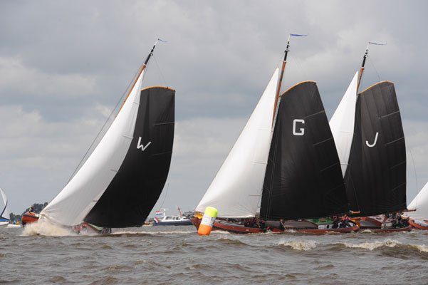 Woudsend rondt als tweede de boei; Grou draait voor Joure