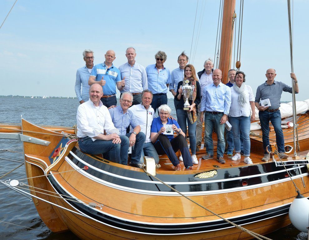 Trotse Captains van de Frisobokaal met CdK Arno Brok op de boeg van het Statenjacht 'Friso'