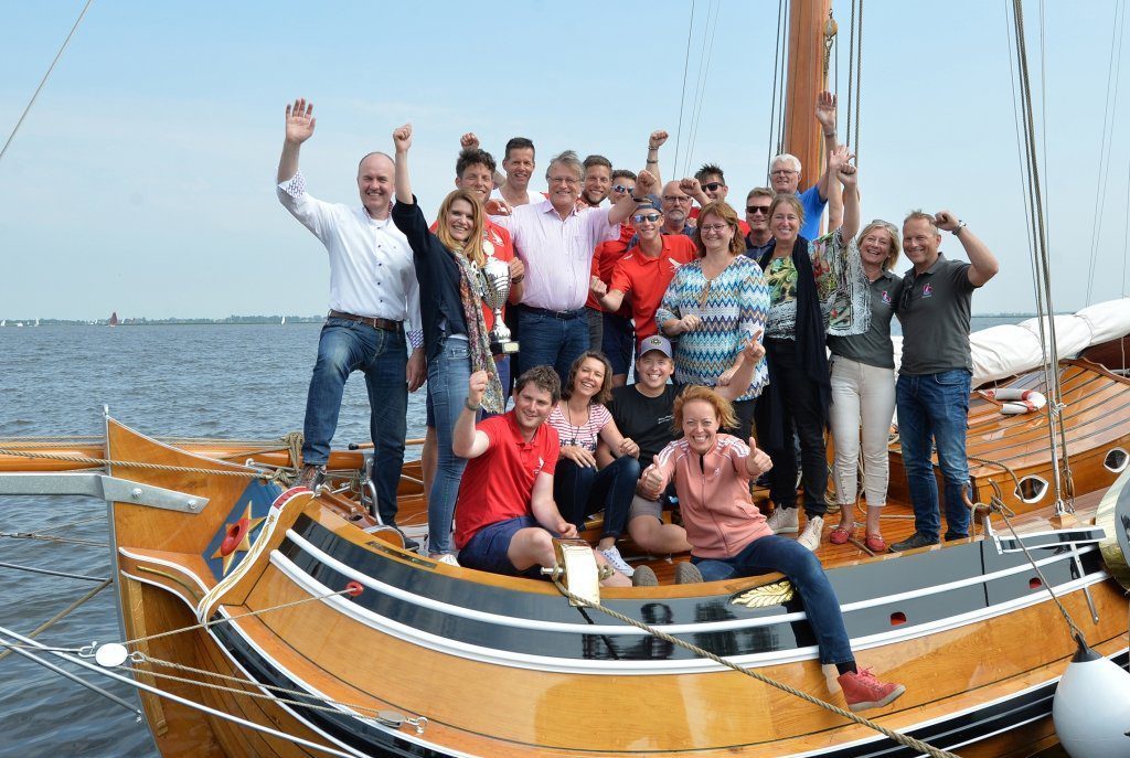 Het winnende team op het Statenjacht 'Friso'