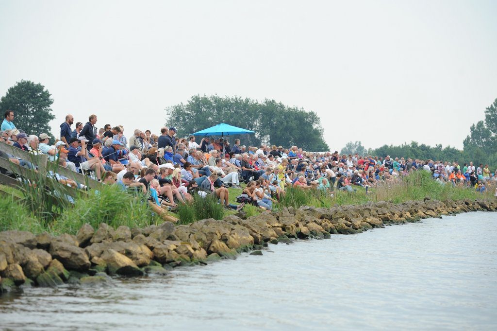 Veel toeschouwers op de wal