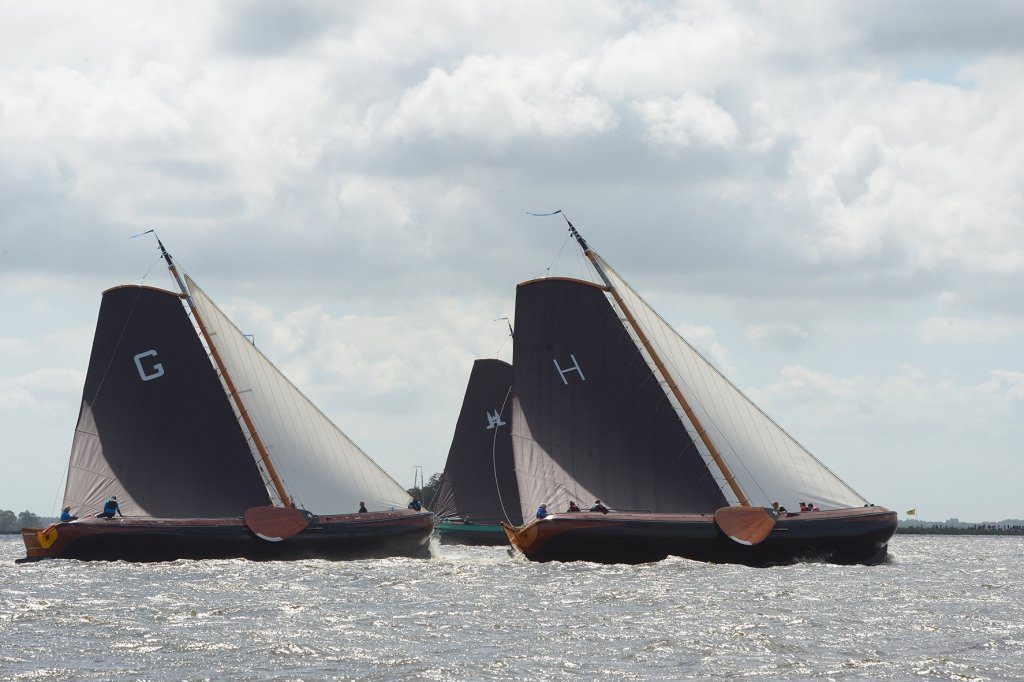 Heerenveen met Grou in de achtervolging