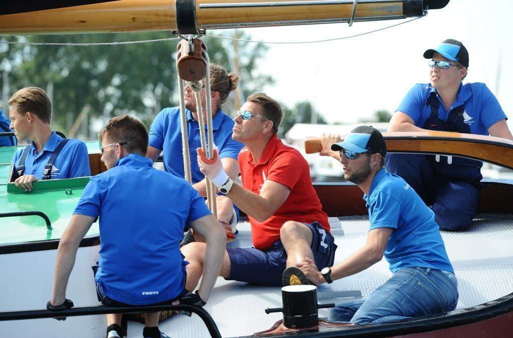 Debutant Sytze Brouwer op het Heerenveenster skûtsje Gerben van Manen