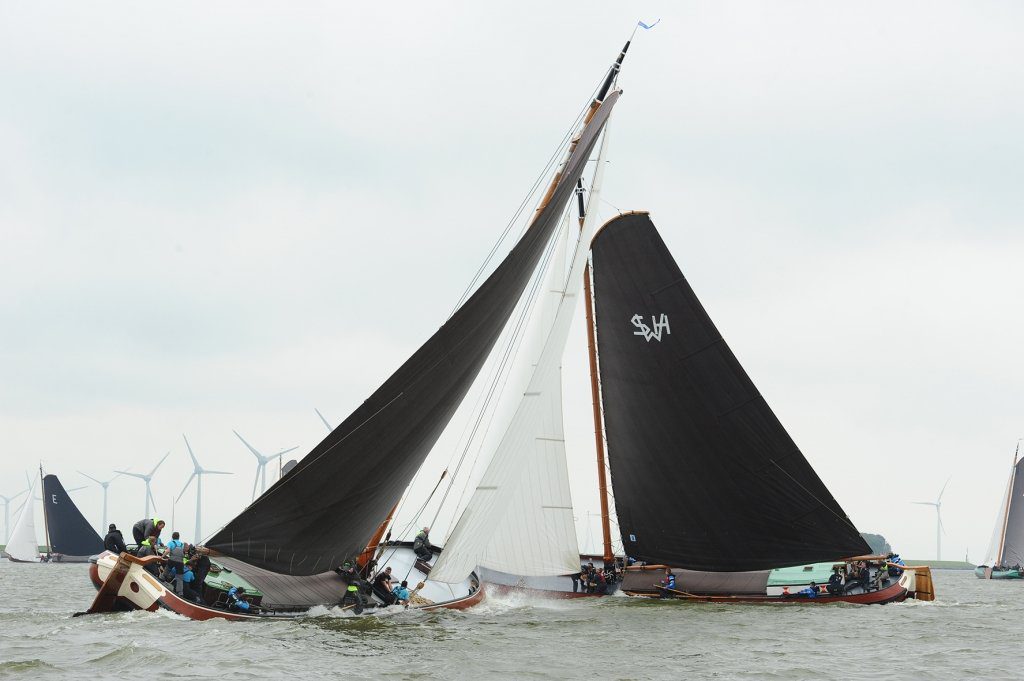 Woudsend en Súdwesthoek laverend in het kruisrak